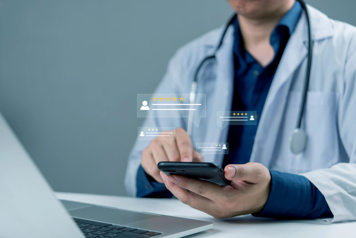 Medic care consultă pe telefon recenziile lăsate de pacienți
